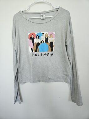 Friends TV Show Cast Couch Graphic Long Sleeve Grey Cropped Tee Shirt Small🔥